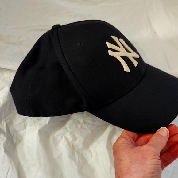 "Official" New York Yankees Stadium, "Twins Enterprise" baseball cap. Adult, adj - Picture 6 of 8